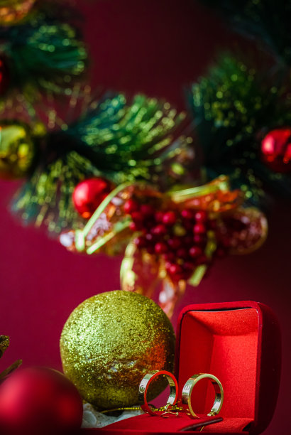 红色的圣诞礼品盒，金色的戒指和耳环在红色的盒子里图片下载