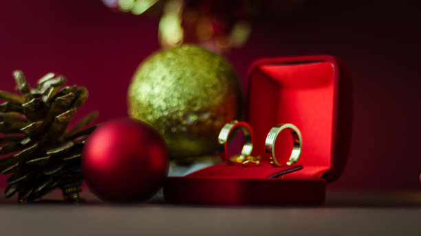 红色的圣诞礼品盒，金色的戒指和耳环在红色的盒子里图片下载