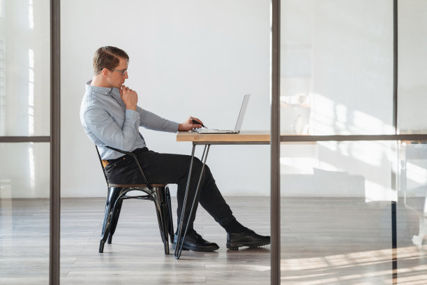 加密交易者用笔记本电脑分析全球经济衰退对股票交易市场的影响图片下载