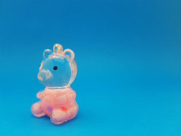 简单的钥匙链与透明的动物字符充满粉红色的液体图片下载