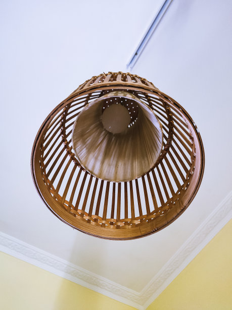 用竹子制成的装饰性灯罩图片下载