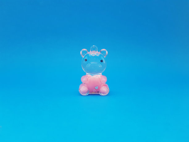 简单的钥匙链与透明的动物字符充满粉红色的液体图片下载