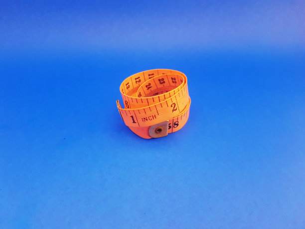 一卷古老的裁缝常用的测量工具图片下载