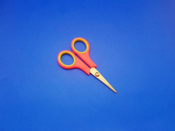 一把简单的，用过的旧剪刀，有一个粉红色的柄图片下载