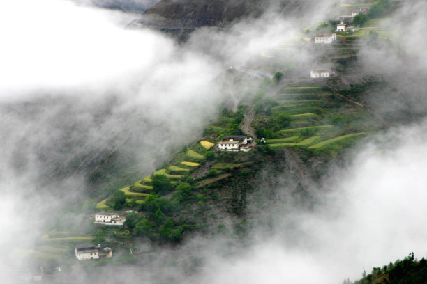 峡谷中的传统藏族民居图片下载