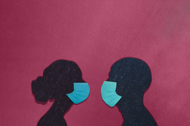 一个男人和一个女人的剪影面对面的面具上有质感的激情红色背景与复制空间。图片下载