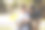 带着孩子的男人在球场外踢足球图片下载