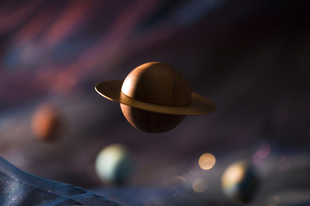 人造微型模型的星环土星，悬浮在太空中图片下载