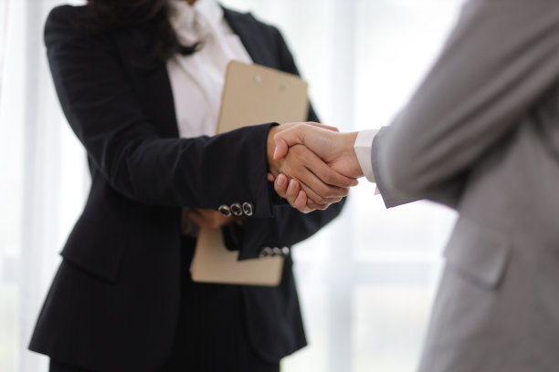 握手，女商人的伙伴或同事在一次成功的商务会议后握手。图片下载