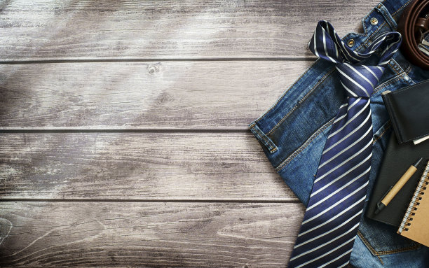 男人的设置在木制背景和复制空间。图片下载