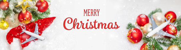 圣诞节旅行。带有圣诞装饰的飞机。有选择性的重点。假期图片下载