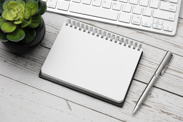 空白记事本和钢笔，电脑键盘和盆栽植物图片下载