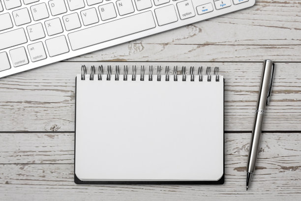 空白记事本和带电脑键盘的钢笔图片下载