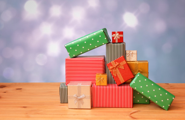 蓝色散景背景上的彩色礼物。带有复制空间的视图。图片下载