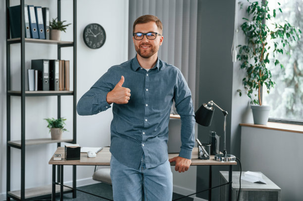 竖起大拇指。人们在现代化的办公室里工作。商业和自由职业的概念图片下载