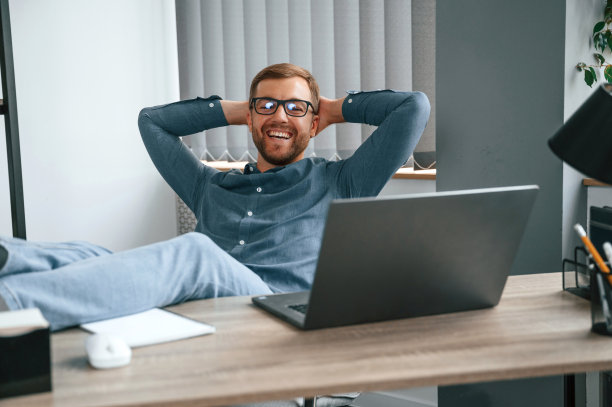 休息一下。人们在现代化的办公室里工作。商业和自由职业的概念图片下载