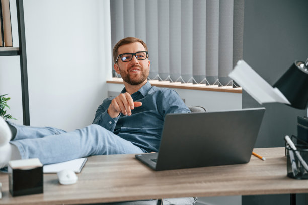 扔纸飞机。人们在现代化的办公室里工作。商业和自由职业的概念图片下载