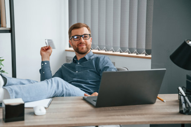 扔纸飞机。人们在现代化的办公室里工作。商业和自由职业的概念图片下载