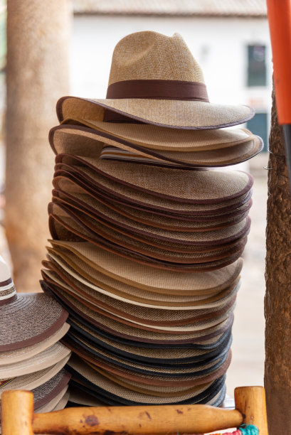 殖民地城市维拉德莱瓦的一家商店里出售的帽子。哥伦比亚图片下载