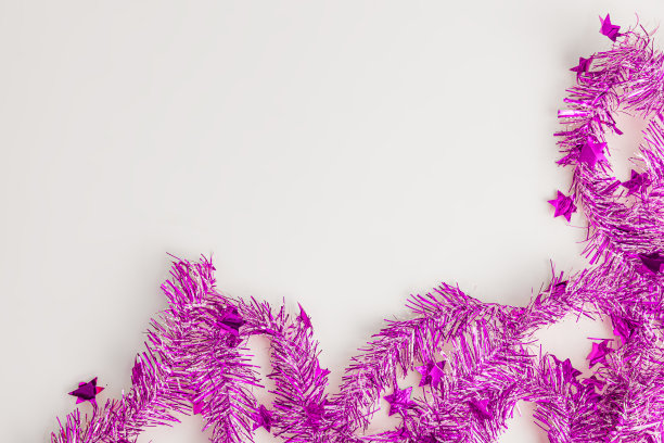 平铺的圣诞派对与白色背景上的紫色横幅，俯视图图片下载