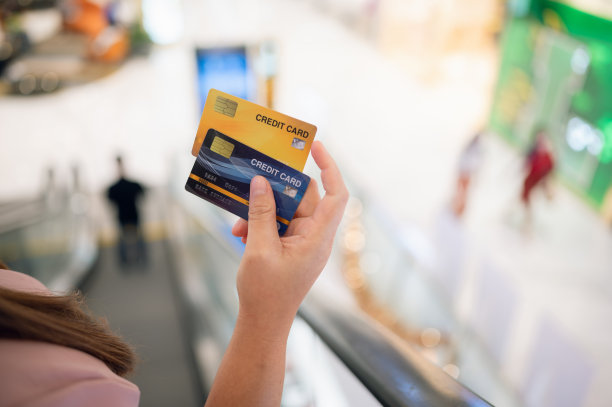 亚洲女性在购物中心使用信用卡网上购物。在线支付概念模型移动信用卡图片下载