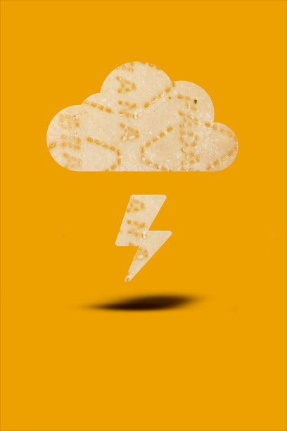 云和闪电配帕尔马干酪。现代食品概念。图片下载