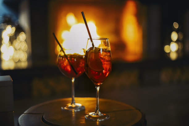 Apperol spritz鸡尾酒在雾状玻璃，选择性聚焦图片下载