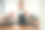 美丽的肖像。穿着白衬衫和黑围裙的咖啡馆工作人员在室内图片下载