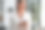 使用智能手机。年轻貌美的女士穿着正装正在办公室工作图片下载