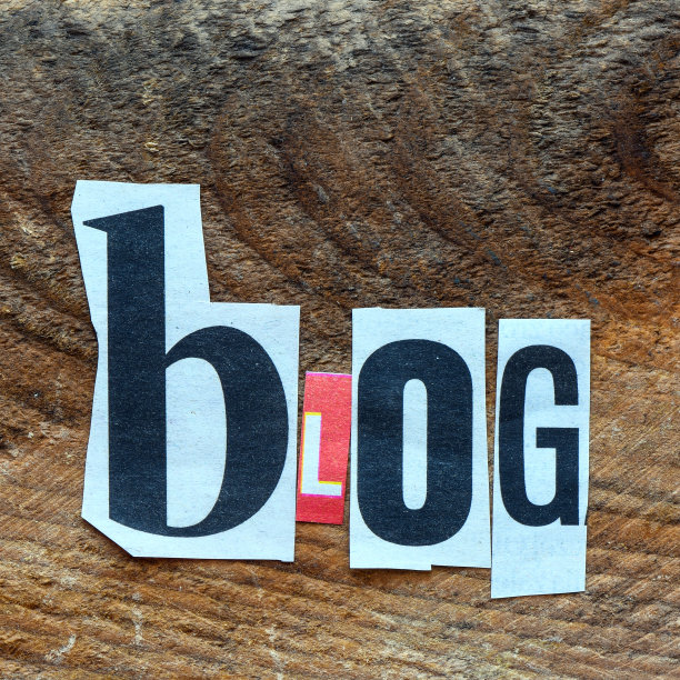 文字博客安排从字母在木制背景。图片下载