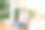 年轻的金发女子放松伸展手臂在露台工作。图片下载