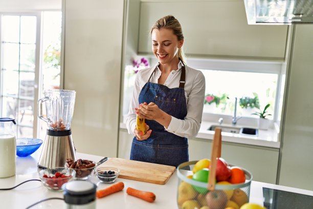 年轻的金发女人微笑自信剥香蕉在厨房图片下载