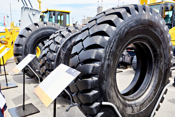 拖拉机轮胎图片下载