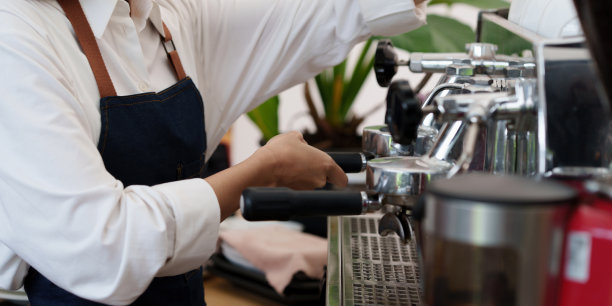 成功的小企业主sme美丽的女孩站在她的咖啡馆图片下载