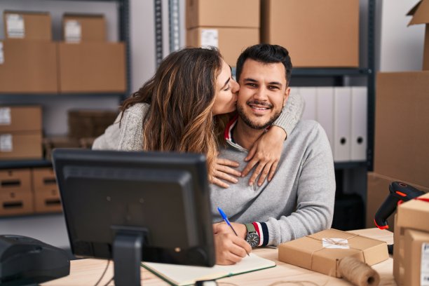 在办公室工作的电商男女员工相互拥抱图片下载