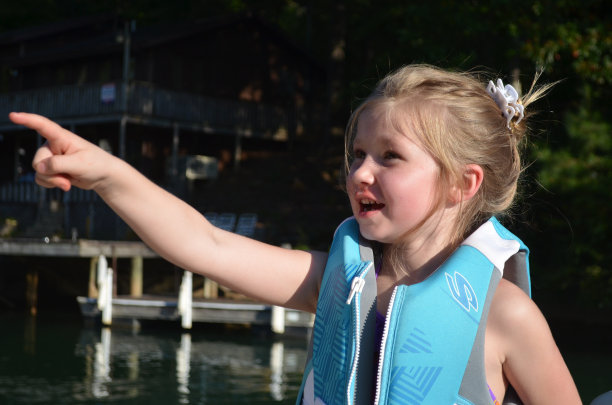 湖的女孩图片下载