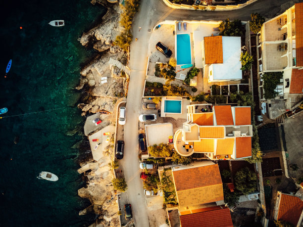 克罗地亚，日落下小岛上的小房子。非常适合做背景图片下载