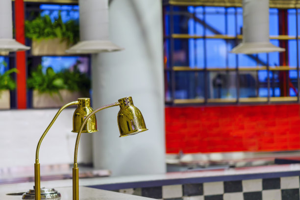 现代厨房餐桌上方的老式铜灯图片下载