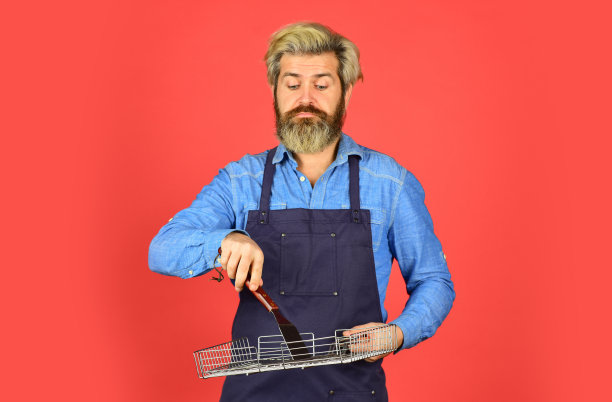 烧烤和食物。在户外吃幸福的家庭。节日庆祝的概念。男人做饭吃烤肉。烧烤和烧烤。夏季烧烤烹饪。和烧烤有关的东西。烧烤烧烤街头食品图片下载