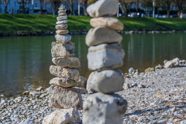 阳光下萨尔扎克河畔的一堆石头图片下载