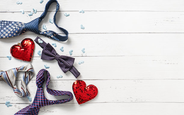 不同的白色领带上有两颗红心图片下载