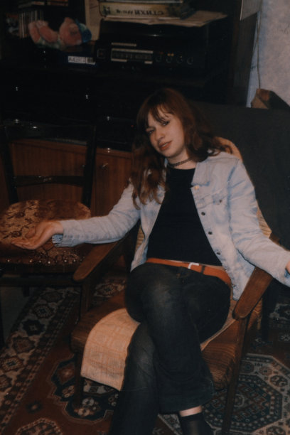 复古的家庭肖像十几岁的女孩在家里的内部图片下载