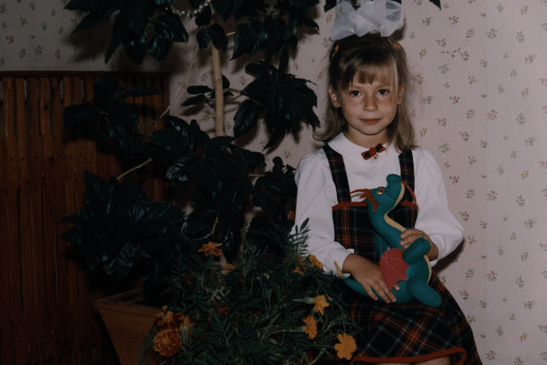 小女孩正坐在家里。的照片图片下载