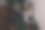 小女孩正坐在家里。的照片图片下载