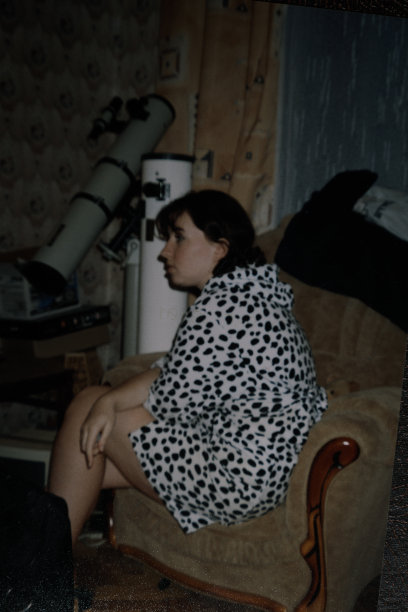 年轻的女人正坐在家庭活动室里听别人说话。的照片图片下载