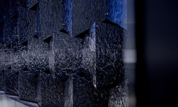 金属未来主义新建筑。图片下载