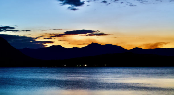 圣特罗帕斯蓝色和怀卡瓦灰色水域，黑岩山和胡萝卜橙云，Moogerah湖，昆士兰图片下载