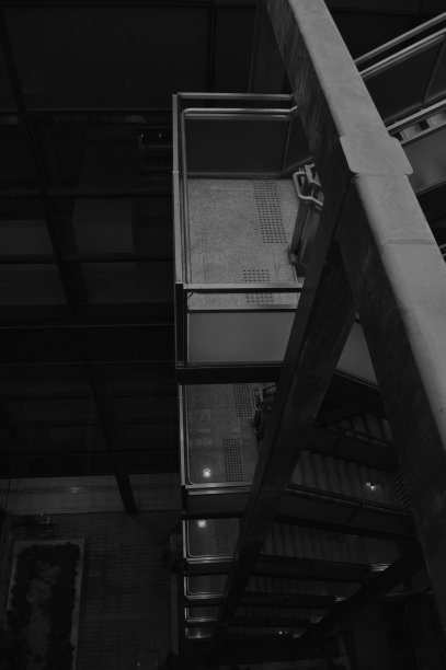 往楼梯下看图片下载