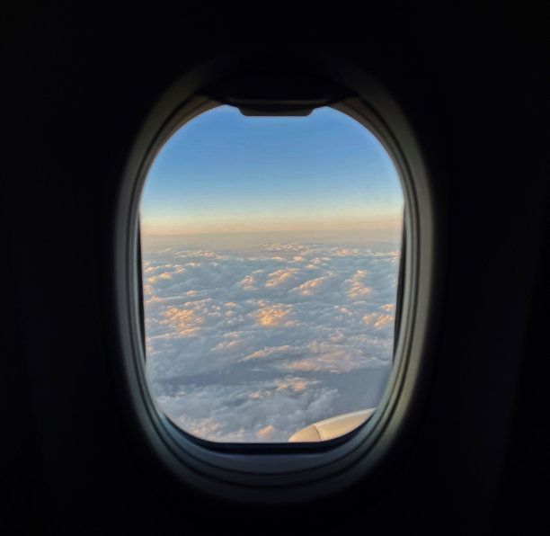 从飞机窗口看到的多云和朦胧的天空图片下载