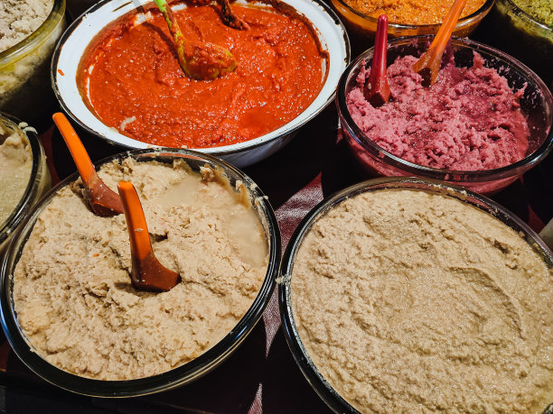 传统市场商人的混合香料图片下载